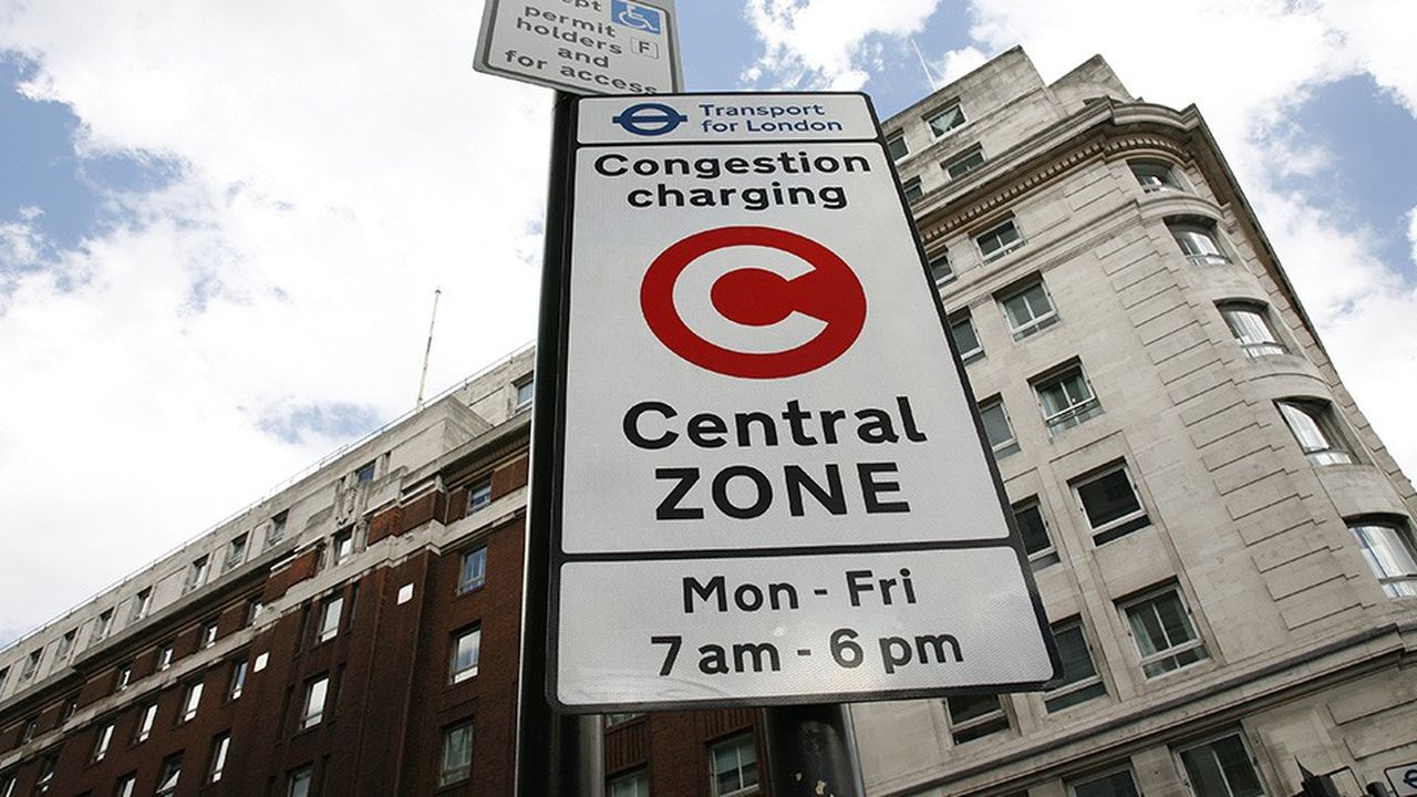 Londres est la première grande métropole à avoir testé le péage urbain. Près des panneaux indiquant un grand « C », des caméras veillent depuis maintenant quinze ans.