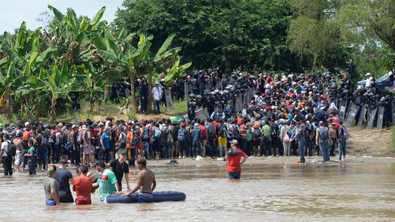 Des centaines de Honduriens se sont jetés lundi dans le fleuve Guatemala au Mexique pour poursuivre leur route vers les Etats-Unis