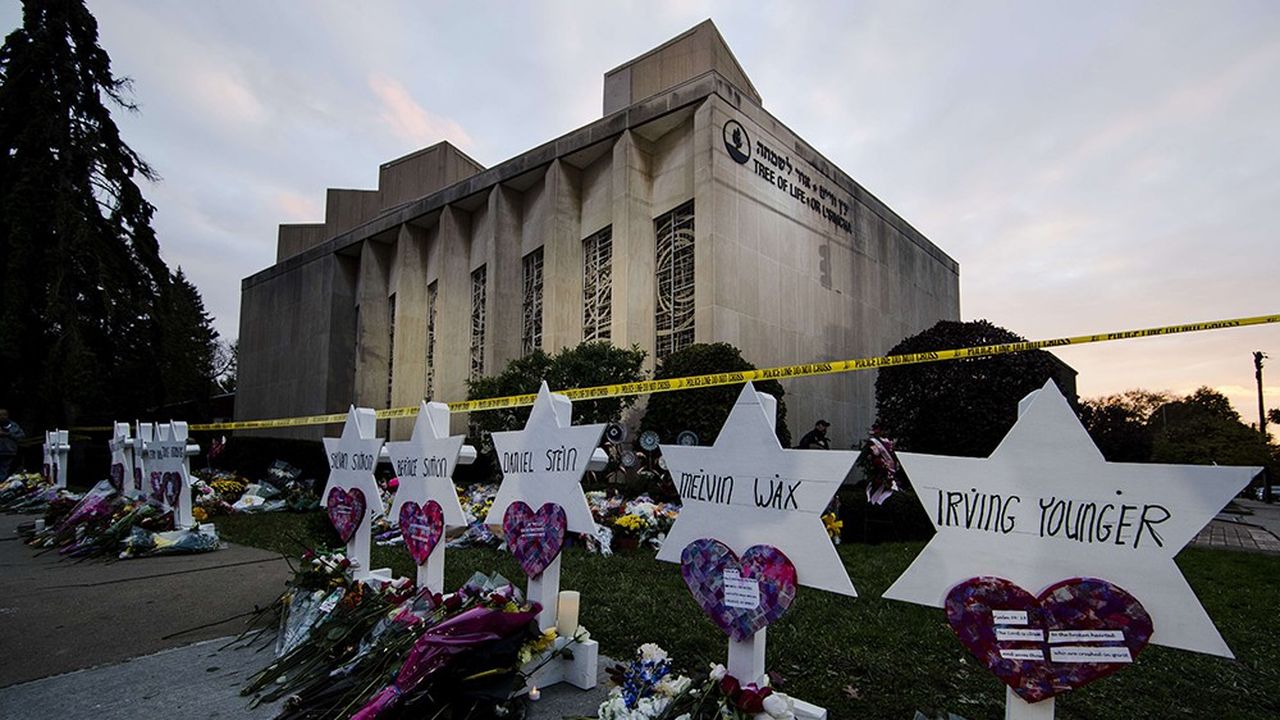Au lendemain du massacre de onze fidèles juifs par un suprémaciste à Pittsburgh, un mémorial de fortune a été monté à l'extérieur de la synagogue de l'Arbre de vie.