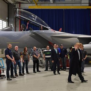 Donald Trump, ici en visite chez Boeing, a fait grimper les dépenses militaires. Une politique qui a de fortes répercussions sur les acteurs américains du secteur.