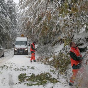 Travaux de viabilisation lundi sur les routes enneigées de la commune de Ceyssat, en Auvergne.