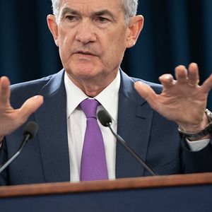 La Fed, présidée par Jerome Powell, envisage d'assouplir son arsenal réglementaire.