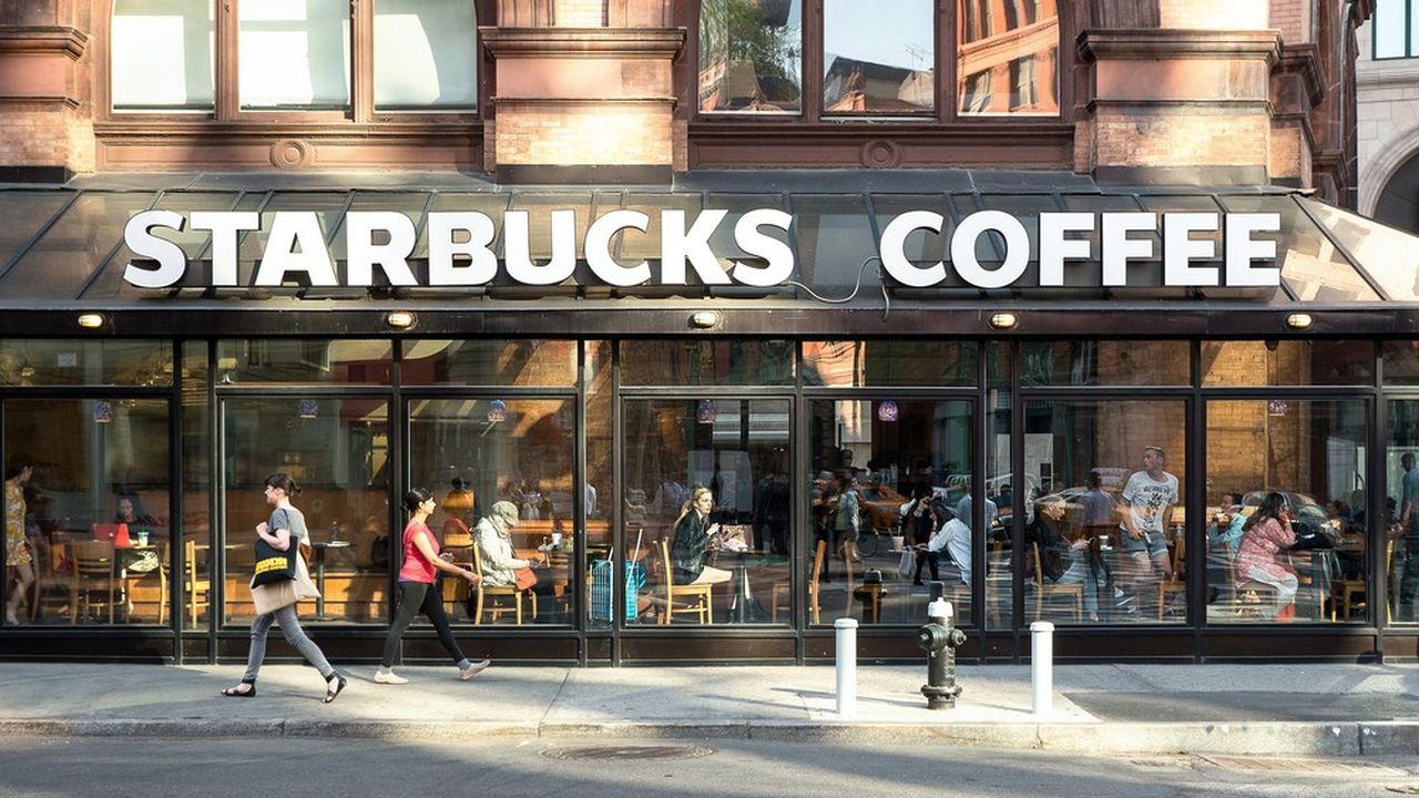 Grâce à l'introduction de nouveaux produits, dont des boissons froides, Starbucks a réussi à augmenter le ticket moyen à défaut d'attirer plus de monde dans ses cafés aux Etats-Unis.