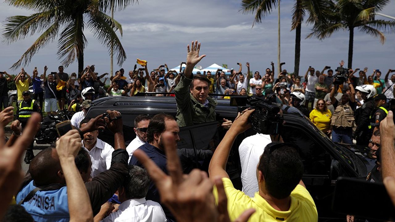 Jair Bolsonaro saluant ses supporters après sa victoire aux élections présidentielles, le 28 octobre à Rio de Janeiro.