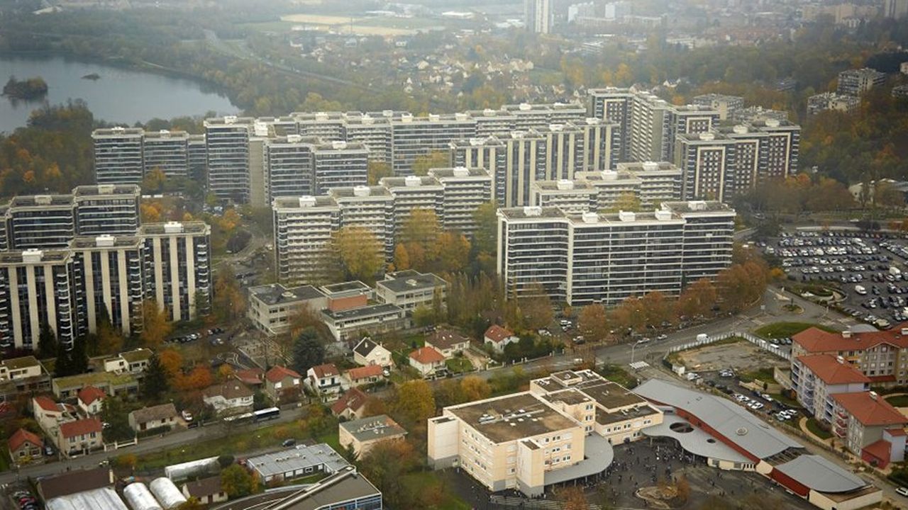 Le grand ensemble de Grigny 2 dans l'Essonne, plus de 5.000 logements formant une seule copropriété, que de nombreux copropriétaires n'ont plus les moyens d'entretenir.