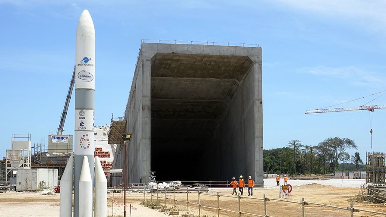 Le chantier du pas de tir d'Ariane 6, confié à un groupement mené par Eiffage, représente 55.000 mètres cubes de béton, dont 35.000 pour le massif des carneaux, les deux bouches d'évacuation des fumées.