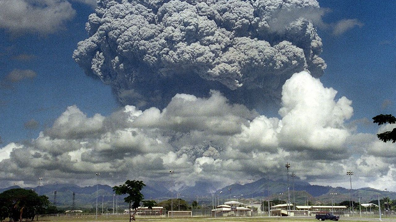 Deuxième plus grande éruption volcanique du XXe siècle, celle du Pinatubo, en 1991, a libéré un énorme nuage de poussières qui, en faisant écran au rayonnement solaire, a entraîné par la suite une légère baisse des températures sur toute la surface du globe.