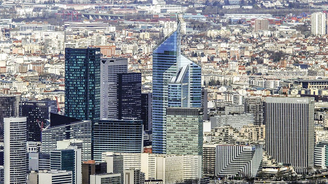 Le siège d'EY France est situé dans la Tour First, la plus haute à l'entrée du quartier d'affaires de La Défense depuis le pont de Neuilly.