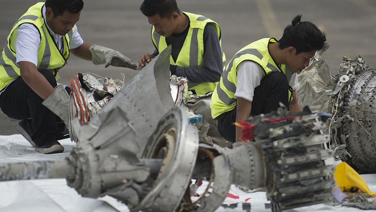 Les enquêteurs indonésiens examinent les débris du Boeing 8737 Max de Lion Air, qui s'est écrasé en mer le 29 octobre dernier avec 189 personnes à son bord.