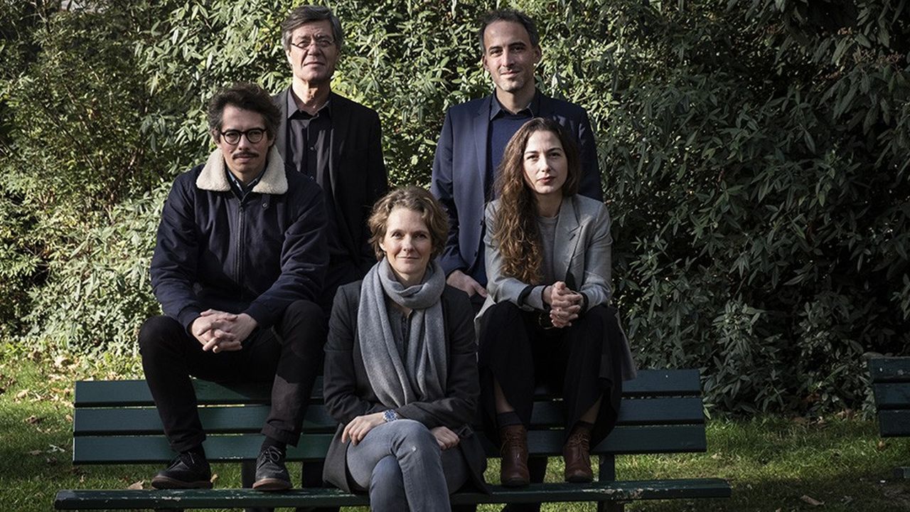 De gauche à droite : Thomas Porcher, Jo Spiegel, Claire Nouvian, Raphaël Glucksmann et Diana Filippova, des membres du nouveau parti Place publique.
