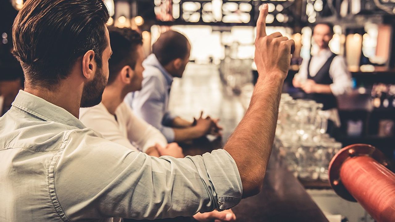Dans les cafés, hôtels, restaurants (CHR), la part des clients commandant une boisson alcoolisée est en baisse de 1,3 % sur un an, à 44 %, en 2017.