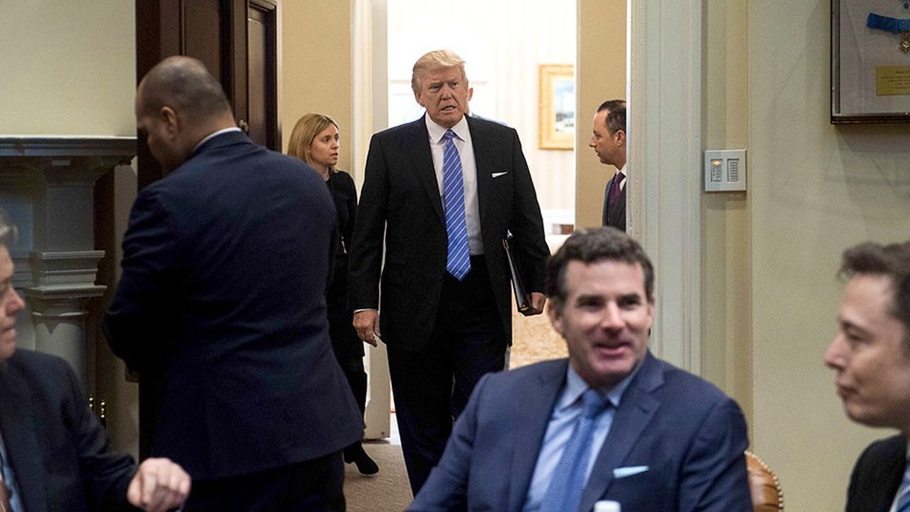 Donald Trump en réunion avec des hommes d'affaires à la Maison-Blanche le 23 janvier 2017.