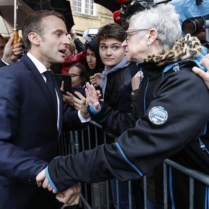 French President Emmanuel Macron (L) has a heated exchange with a resident as he arrives for a meeting at the town hall in Charleville-Mezieres, eastern France, on November 7, 2018 as part of the World War I commemoration tour. - Macron is currently on a six-day tour to visit the most iconic landmarks of the First World War ahead of the celebrations of the 100th anniversary of the 11 November 1918 armistice. (Photo by PHILIPPE WOJAZER / X00303 / AFP)