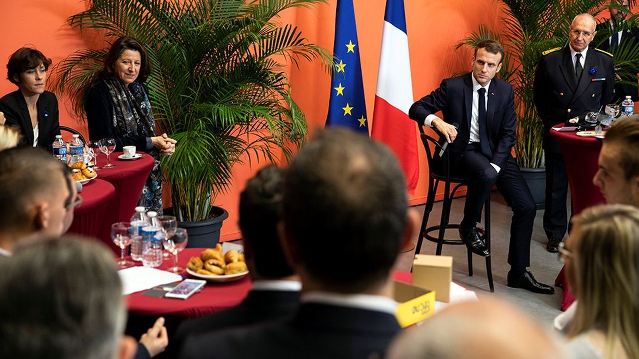 Emmanuel Macron, lors d'une étape de son « itinérance mémorielle » ce vendredi à Lens.