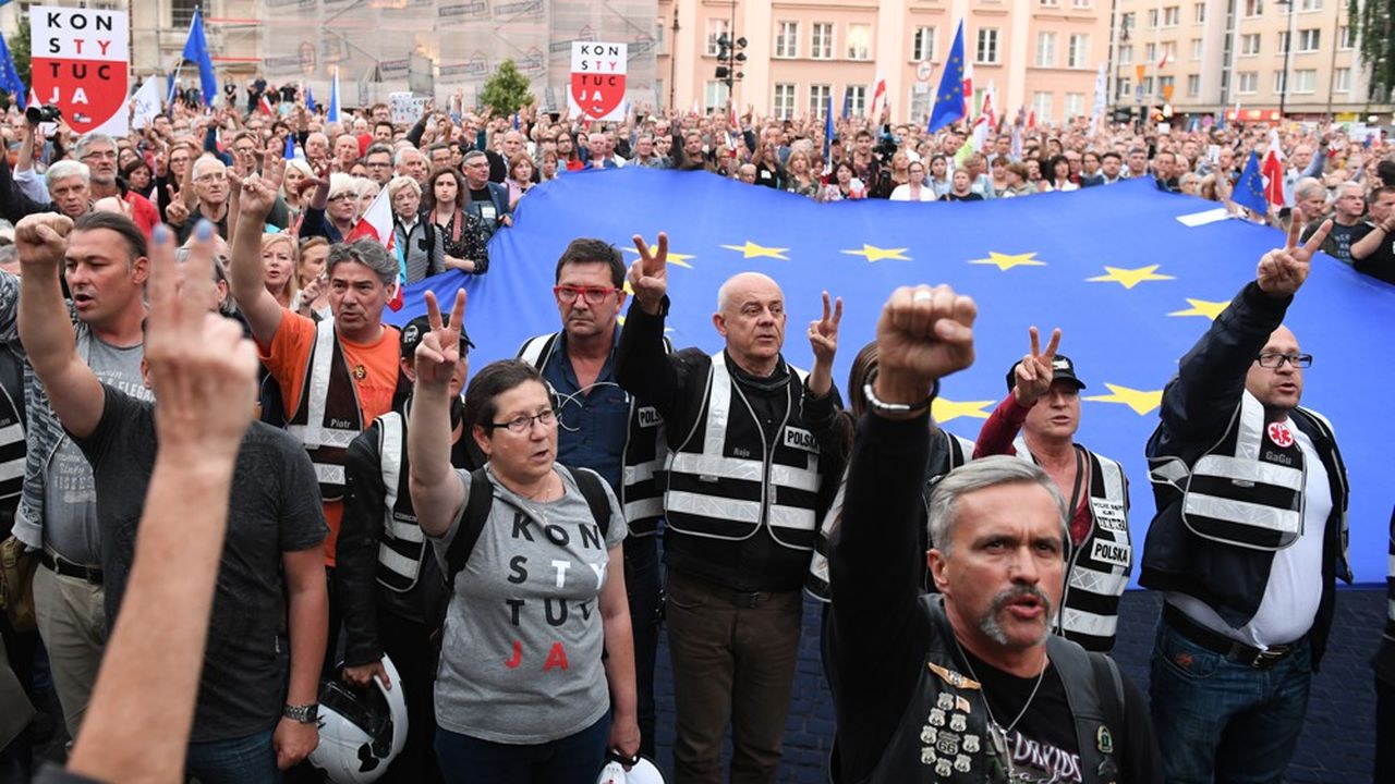 Des Polonais manifestent contre la réforme de la Cour suprême de la justice qui porte atteinte à l'Etat de droit selon Bruxelles.