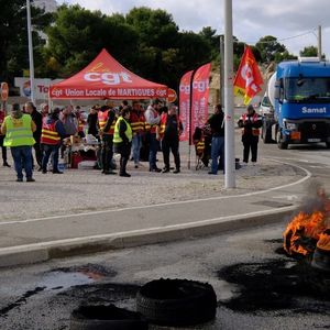 L'ensemble des sites pétroliers ont connu des mouvements sociaux ce 22 novembre, comme ici à La Mede, près de Marseille