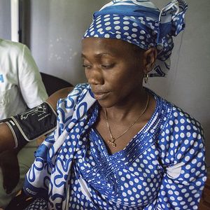 Une femme enceinte se fait examiner dans une clinique du Sénégal, qui héberge le premier forum Galien du continent mardi et mercredi.