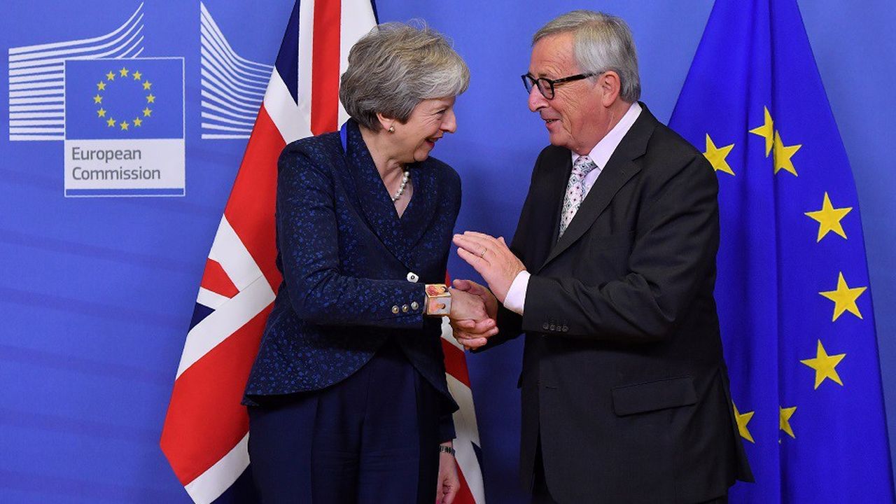 La Première ministre britannique Theresa May et le président de la Commission européenne Jean-Claude Juncker, le 24 novembre 2018, à Bruxelles.