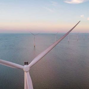 « Dans les années qui viennent », il y aura de 2,5 à 3 GW de puissance installée pour l'éolien en mer posé et 1 GW pour l'éolien flottant, a précisé le ministre de la Transition écologique François de Rugy aux Assises de l'économie de la mer, à Brest ce mercredi.