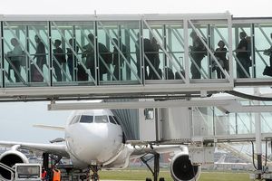 Des passagers à l'aéroport de Toulouse-Blagnac.