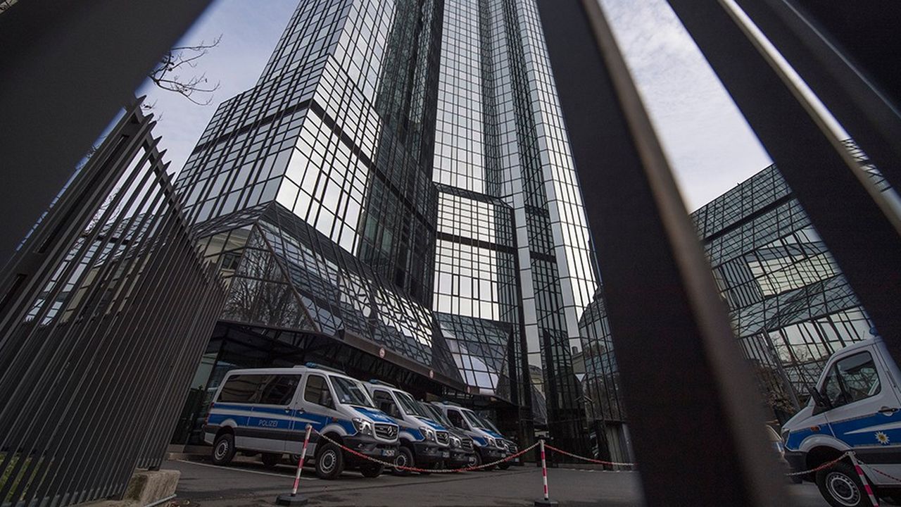 La police allemande a perquisitionné jeudi le siège de Deutsche Bank à Francfort.
