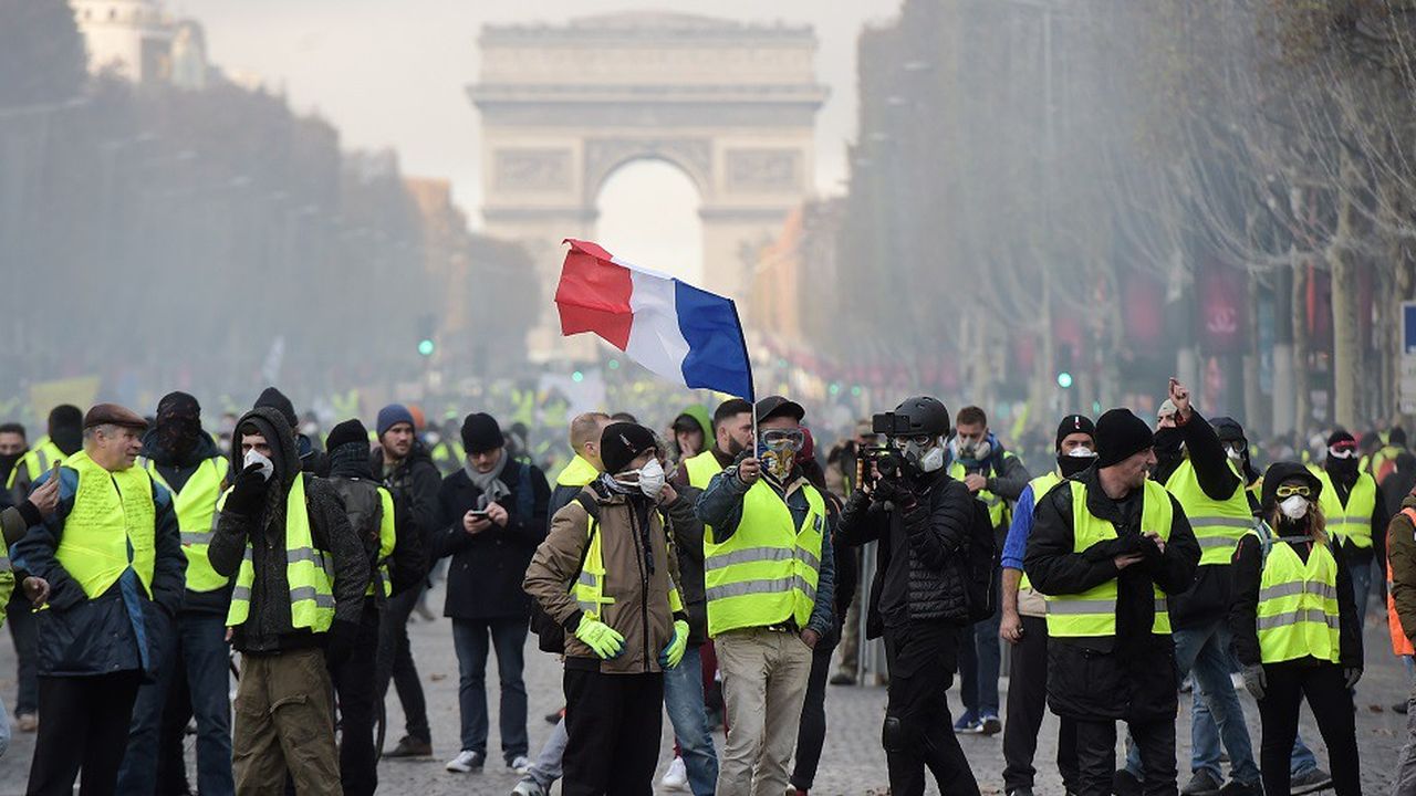 Des manifestants sur l'avenue des Champs-Elysées, samedi dernier