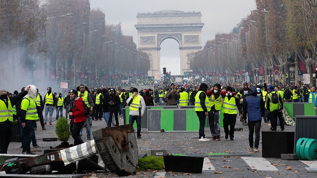 Le Premier ministre reçoit ce vendredi des « gilets jaunes » à Matignon. De nouveaux appels à aller ce week-end sur les Champs-Elysées ont été lancés.