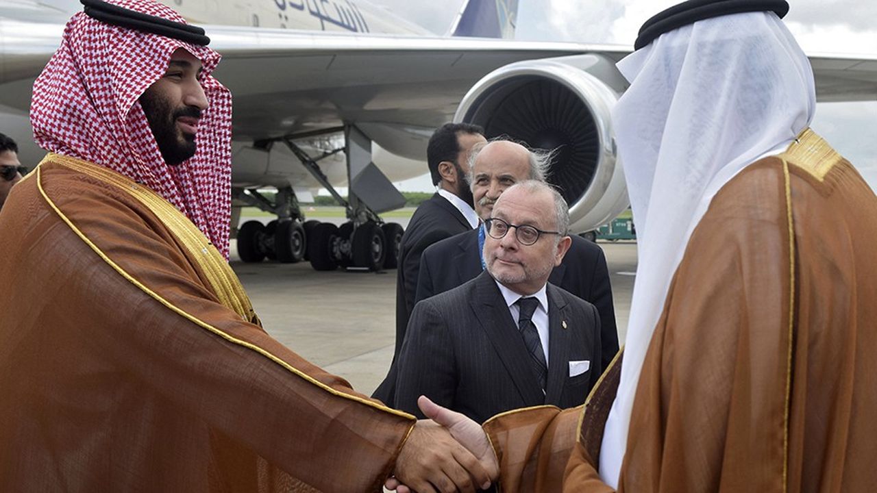 Mohammed ben Salmane a été accueilli par un membre de l'ambassade saoudienne en Argentine et par le ministre argentin des affaires étrangères, Jorge Faurie, à son arrivée à Buenos Aires.