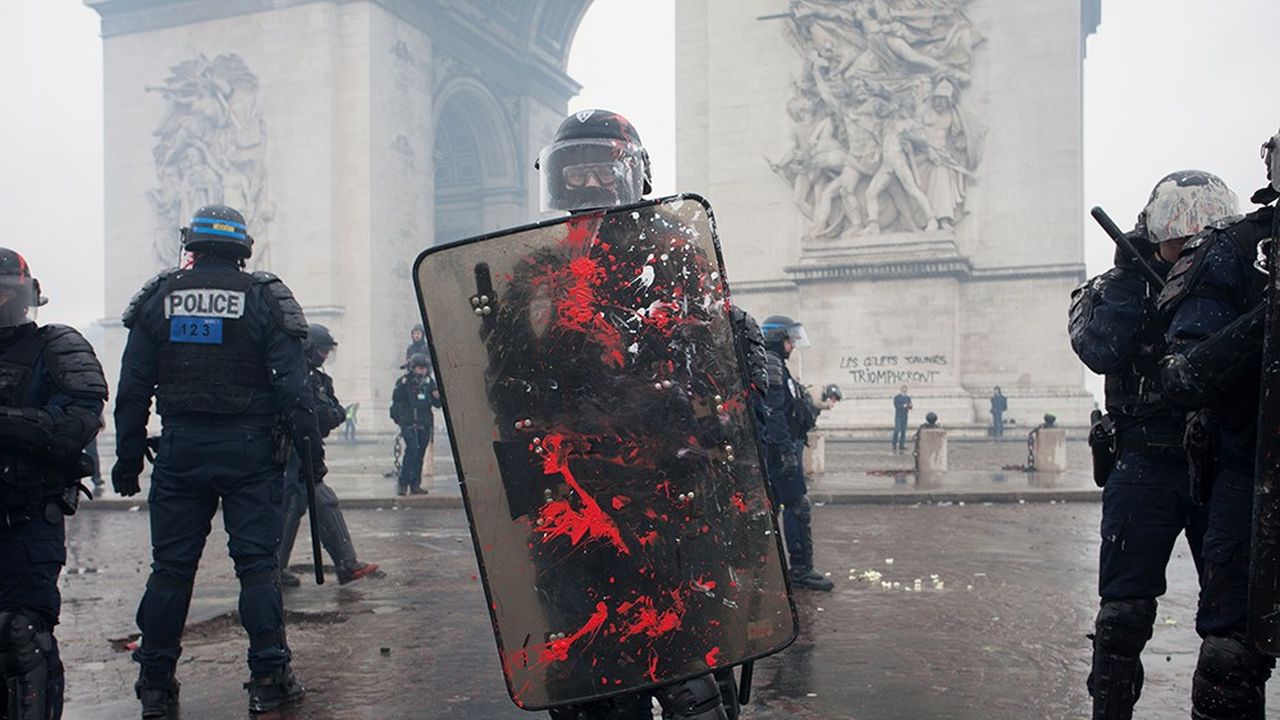 Les forces de l'ordre ont été soumises à rude épreuve face aux assauts des casseurs et des éléments radicalisés, place de l'Etoile et sur le site de l'Arc de Triomphe, en marge de la manifestation des « gilets jaunes » qu'elles avaient encadrée sur l'avenue des Champs-Elysées.