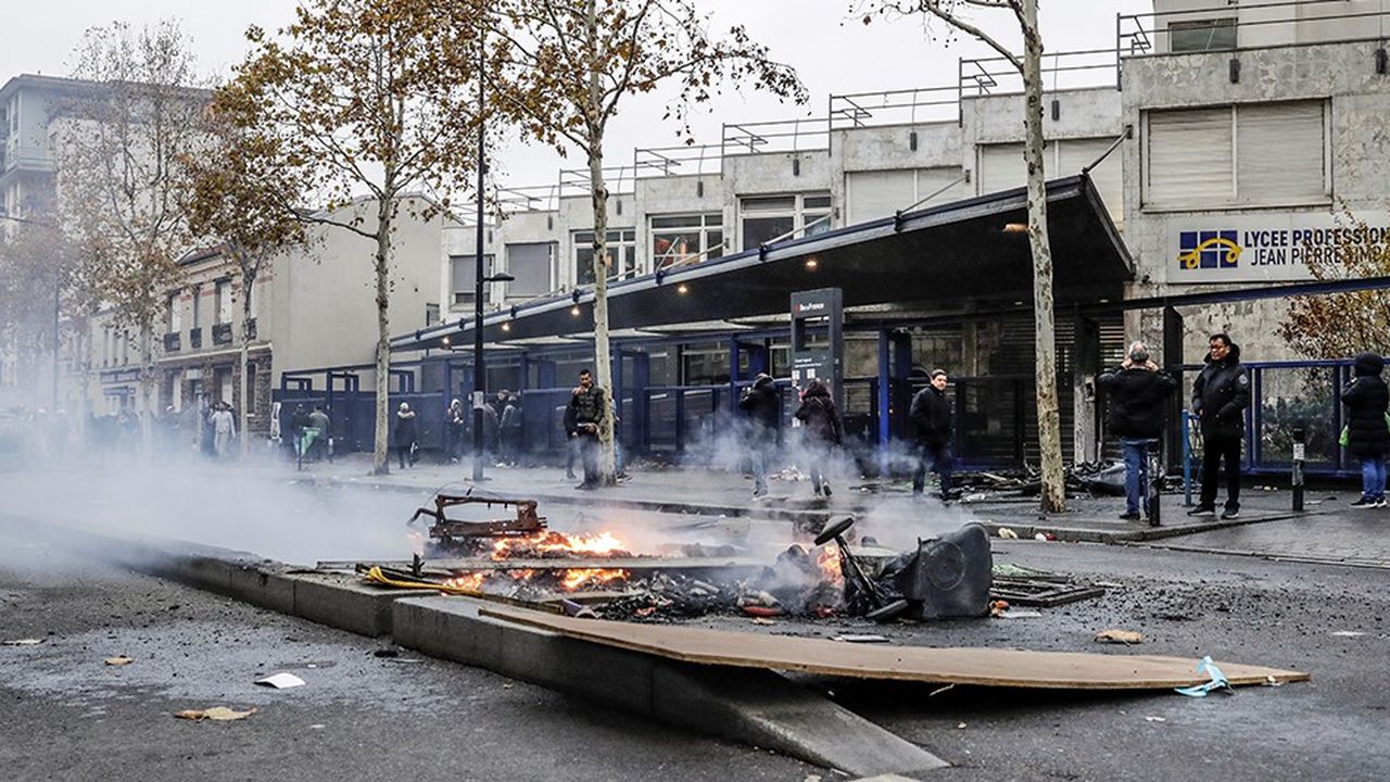 Au lycée professionnel Jean-Pierre Timbaud à Aubervilliers (Seine-Saint-Denis), des jeunes ont mis le feu à des poubelles.