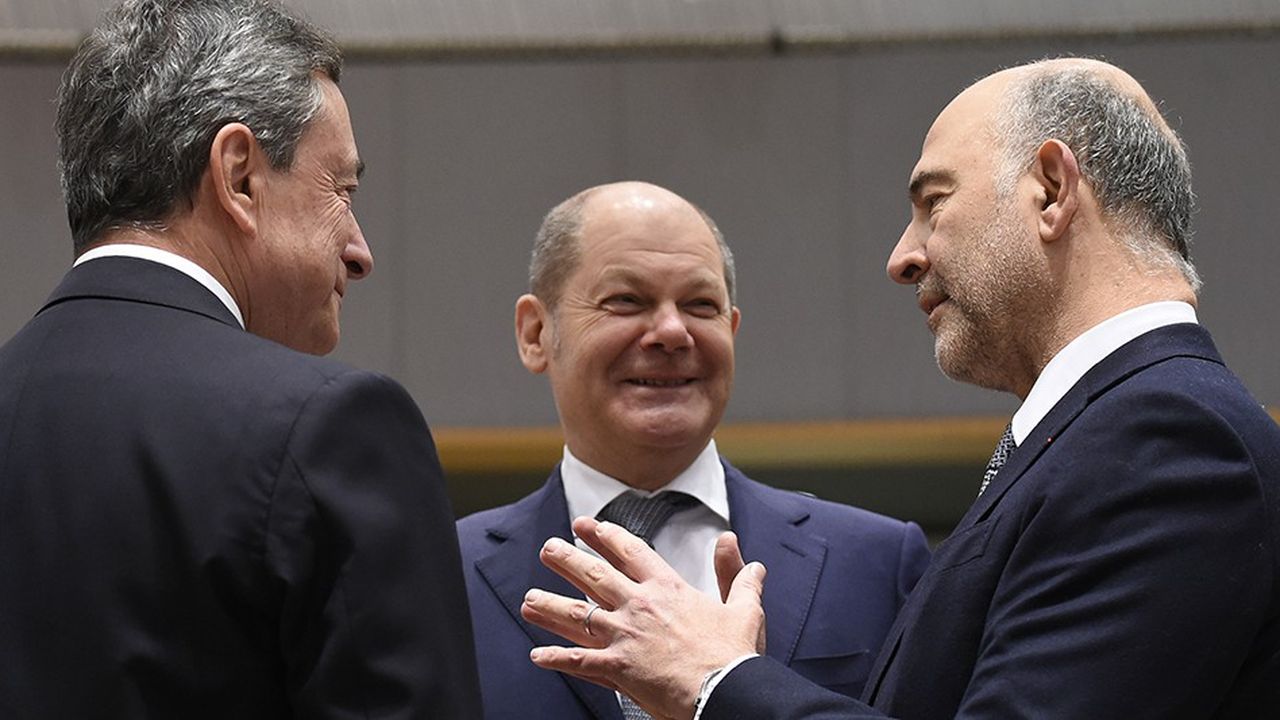 Le président de la Banque centrale européenne, Mario Draghi, avec  le ministre des Finances allemand, Olaf Scholz, et le Commissaire européen aux affaires financières, Pierre Moscovici, au début de l'Eurogroupe du 3 décembre 2018. 