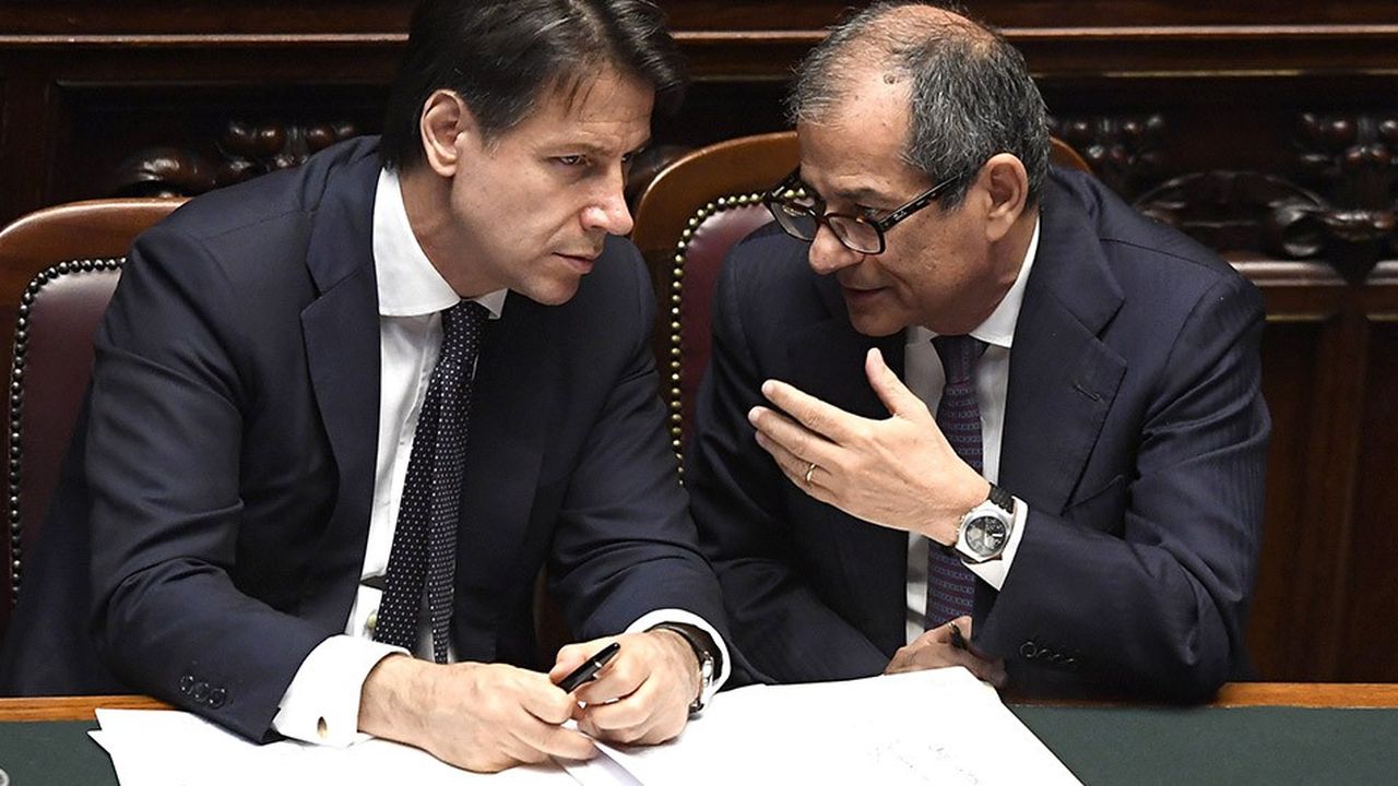 Le président du Conseil, Giuseppe Conte, est chargé des discussions avec Bruxelles, tandis que Giovanni Tria revoit le budget pour ramener les prévisions de déficit 2019 autour de 2 %.