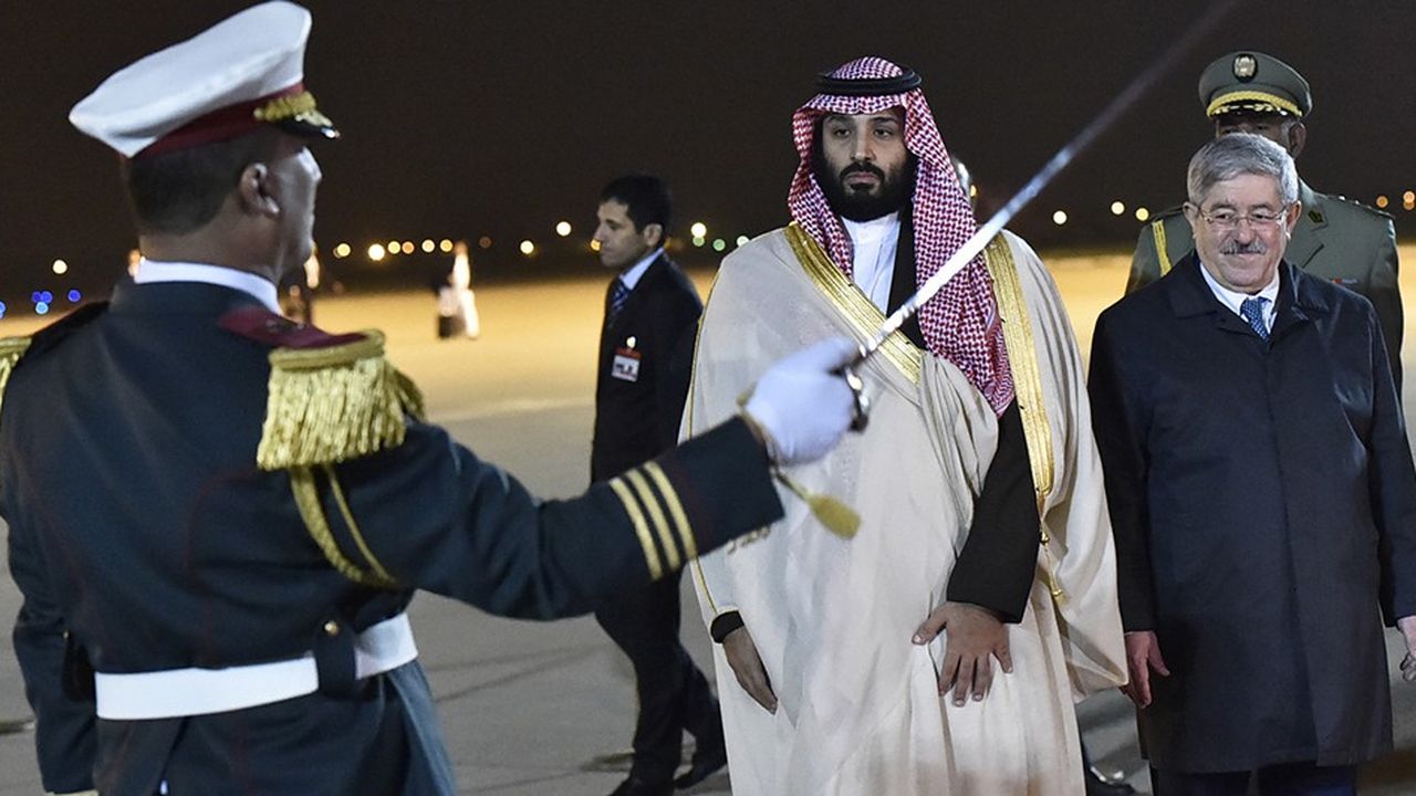 Le prince héritier saoudien Mohammed ben Salmane a été reçu, dimanche, en Algérie par le Premier ministre, Ahmed Ouyahia, avec les honneurs de la garde nationale.