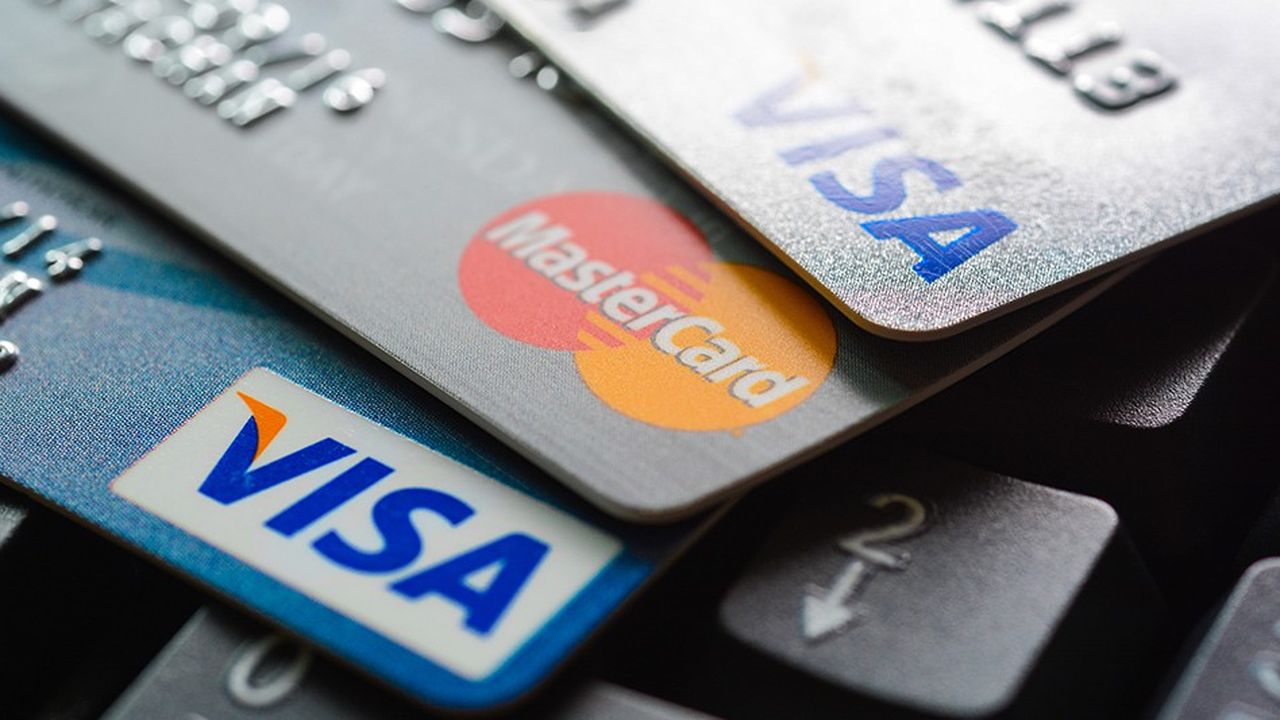 Visa et Mastercard ont proposé séparément de réduire « d'au moins 40 % », le taux des commissions qui s'appliquent par exemple aux paiements par carte réalisés par les touristes américains dans les magasins français.