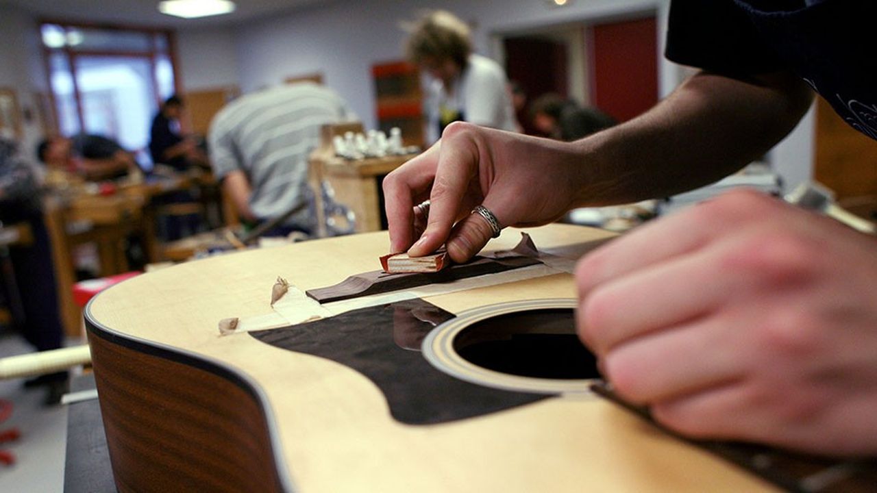 Interieur d'un atelier d'aprentissage de la réparation des guitares.