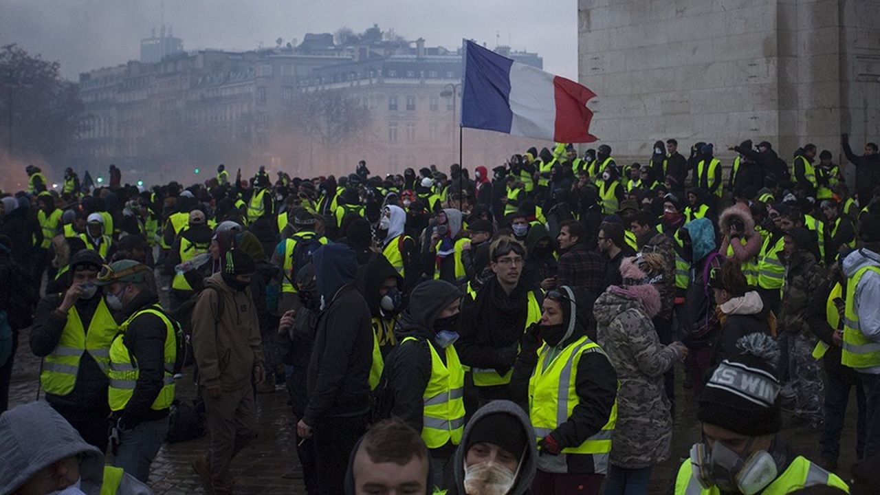 Les manifestants, samedi, sur la place de l'Etoile, à Paris.