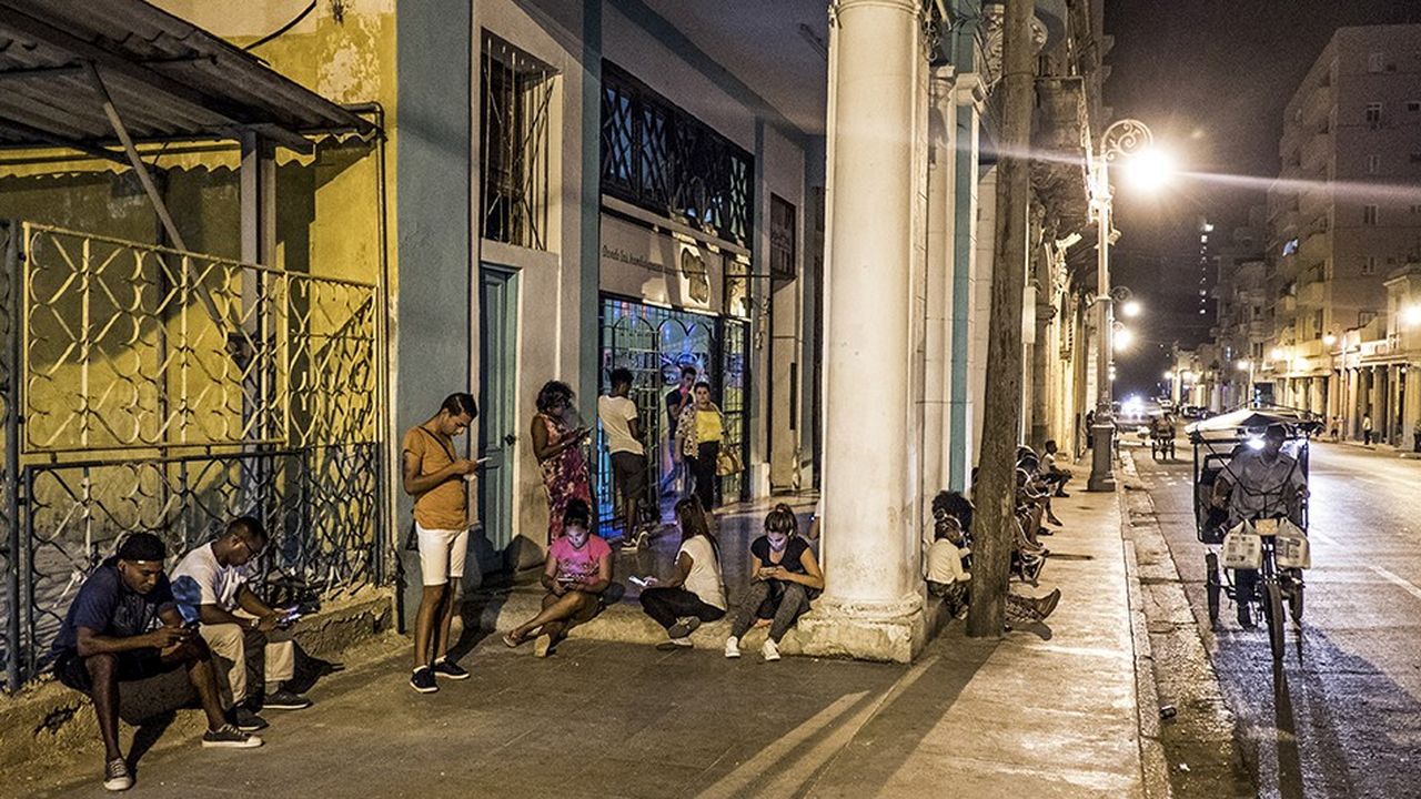 Les spots Wi-Fi sont régulièrement pris d'assaut par les jeunes cubains pour se connecter à Internet