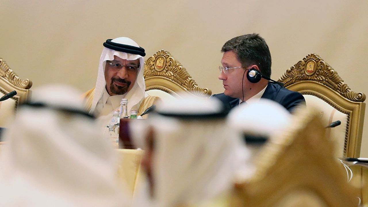 Le ministre de l'Energie russe Alexandre Novak (à droite) et son homologue saoudien Khaled al-Faleh sont les acteurs-clefs de la réunion de Vienne. La Russie est le premier producteur de pétrole mondial, juste devant les Etats-Unis et l'Arabie saoudite.