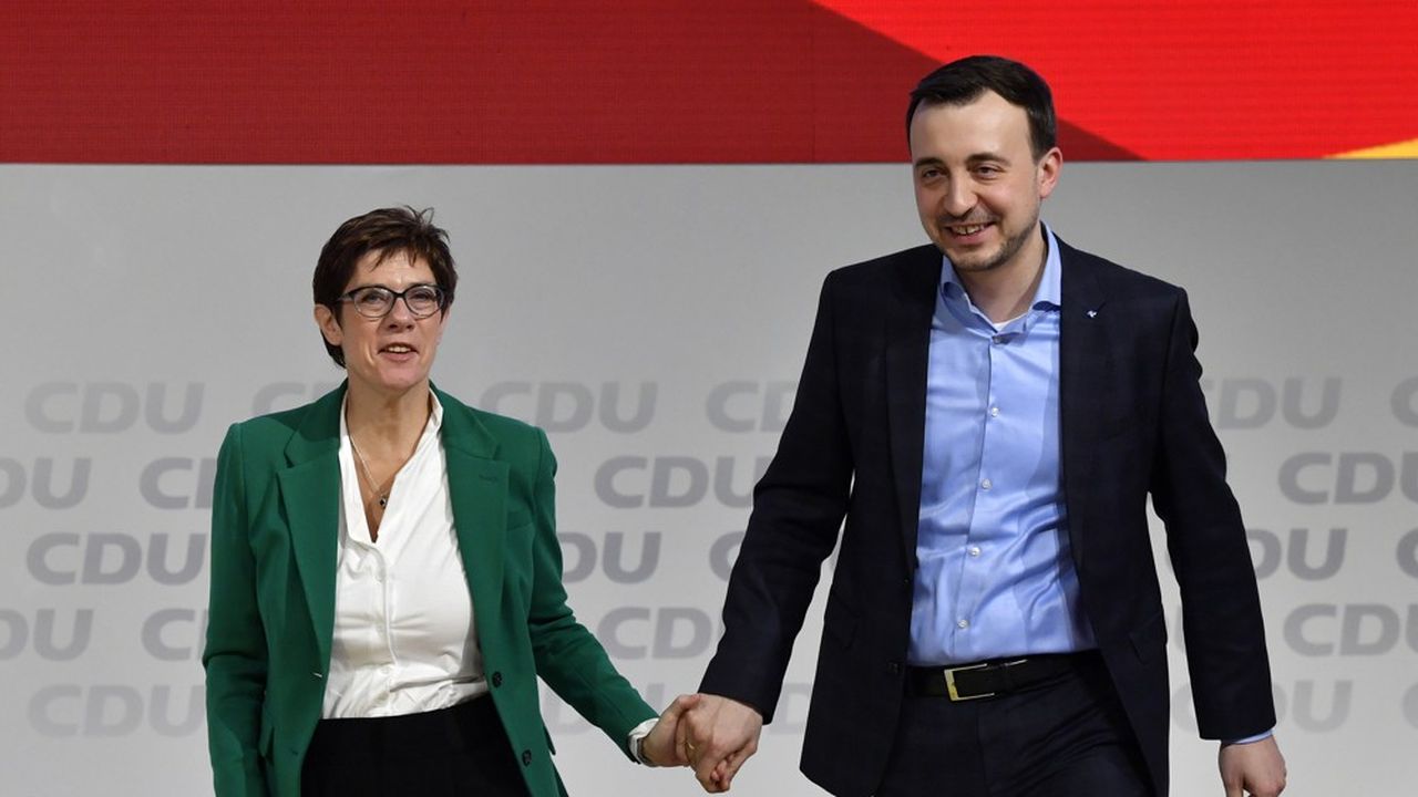 Elle a fait un premier geste envers l'aile droite du parti en proposant samedi que l'actuel président des jeunes de la CDU, Paul Zimiak, devienne secrétaire général du parti.