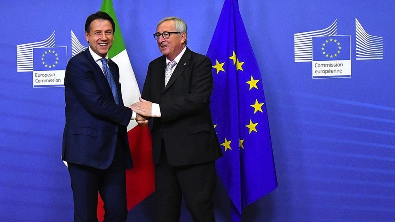 Le président de la Commission européenne, Jean-Claude Juncker (à droite), salue le président du Conseil italien Giuseppe Conte.