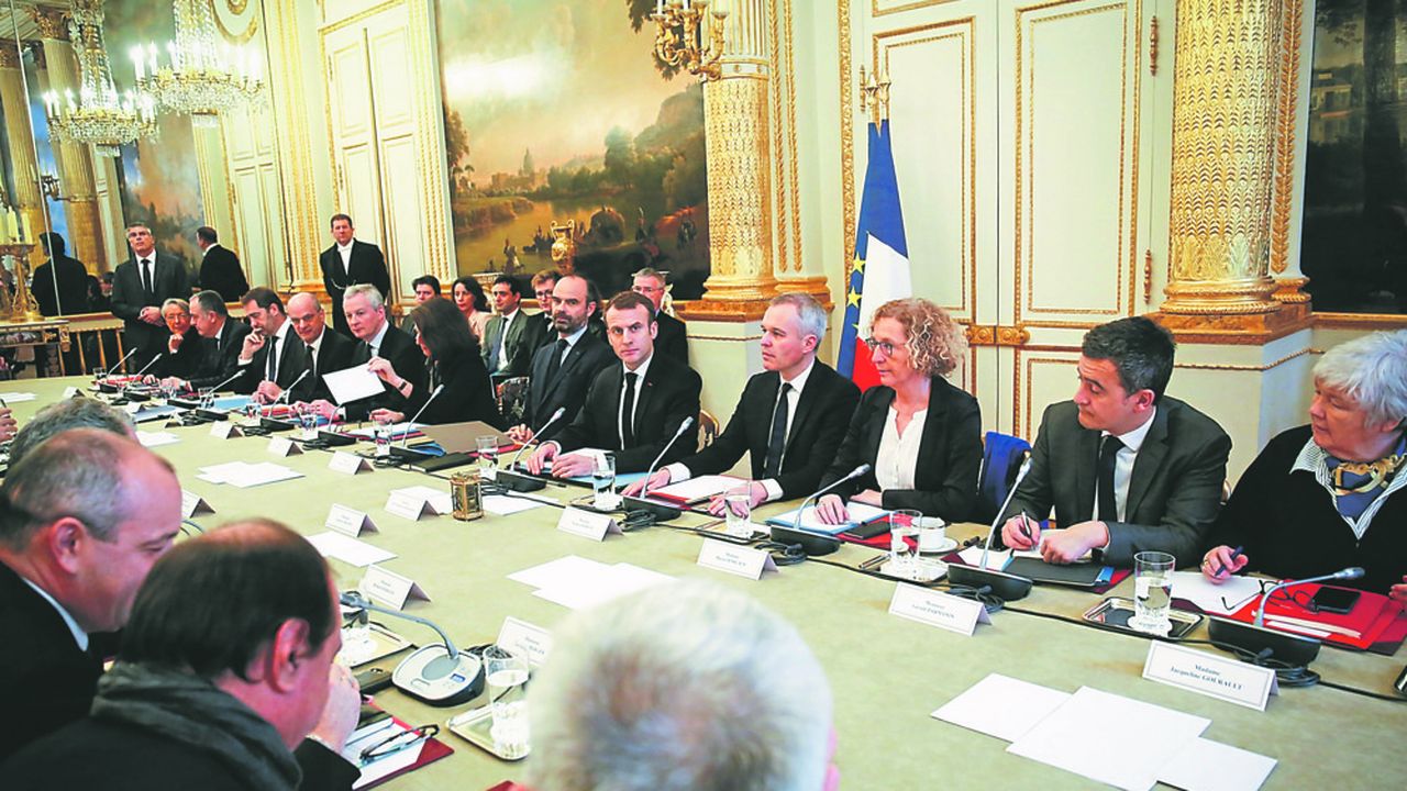 Emmanuel Macron entouré de membres du gouvernement, face à des représentants des forces politiques, territoriales, économiques et sociales.