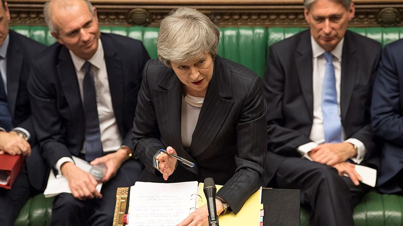Theresa May aurait informé son gouvernement de sa décision de reporter le vote à la mi-journée, rapportent des sources citées par le « Financial Times »