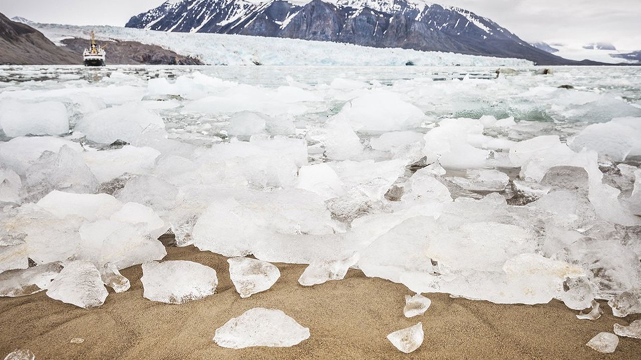 Fonte d'un glacier de l'archipel du Svalbard (Norvège) dans l'océan Arctique.