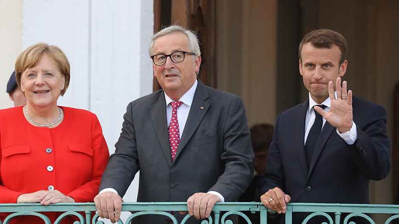 Emmanuel Macron en juin dernier avec la chancelière Angela Merkel et le président de la Commission européenne au château de Meseberg, en Allemagne, le 19 juin dernier.