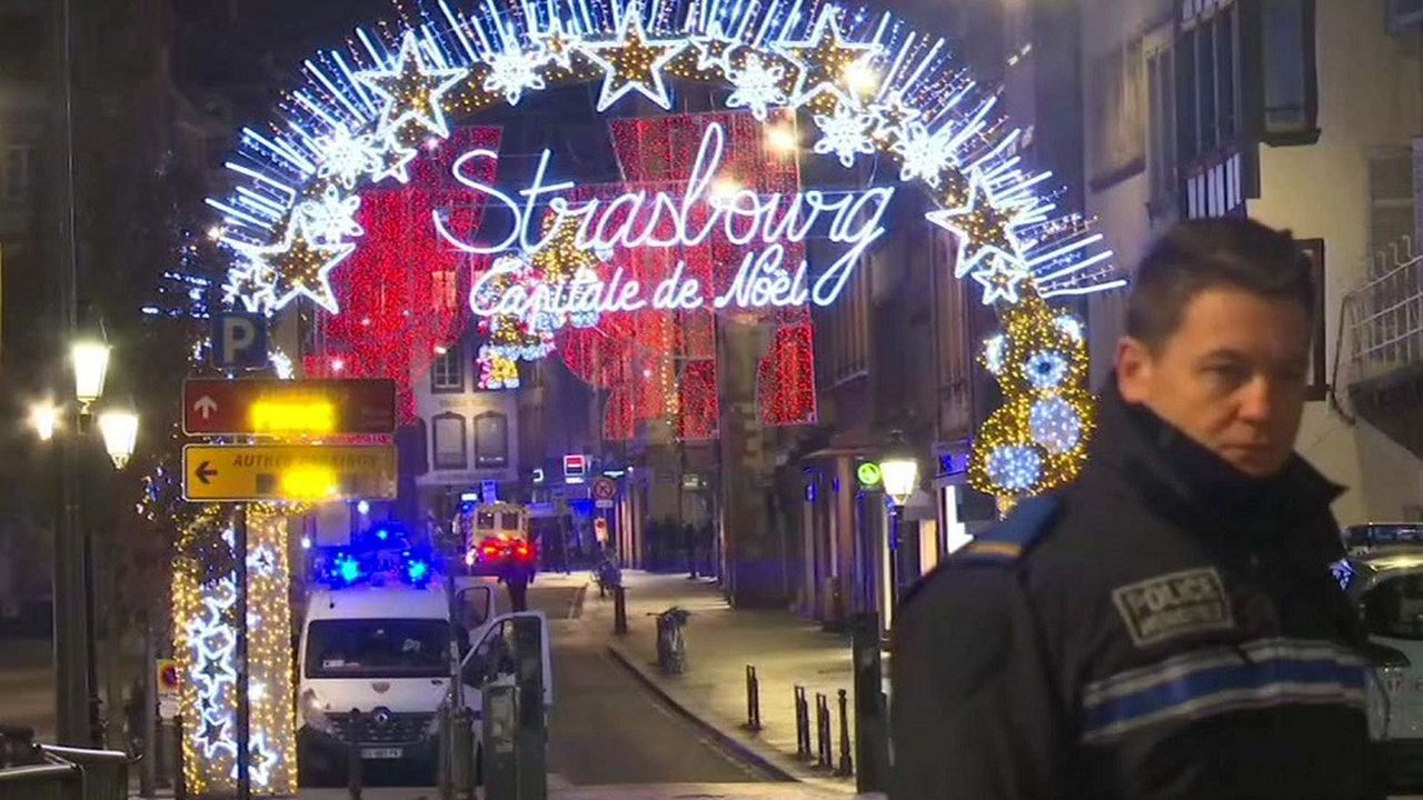 L'attaque a été perpétrée dans le secteur du célèbre Marché de Noël de Strasbourg, depuis longtemps objet de l'attention des autorités.