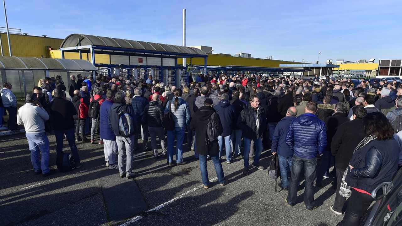 Les salariés de Blanquefort sont réunis devant leur usine, le 11 décembre 2018.