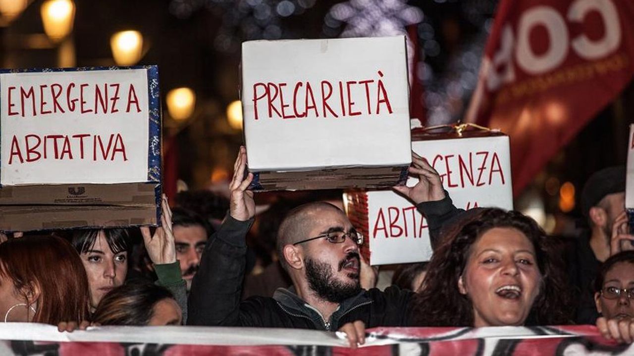 Des Italiens lors d'une manifestation contre la politique d'austérité en 2014 à Palerme