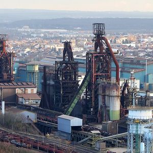 En 2012, ArcelorMittal s'était engagé à ne procéder à aucun licenciement à Florange, à investir dans d'autres activités sur le site, et à ne pas prendre de décision définitive sur la fermeture des hauts fourneaux pendant six ans.
