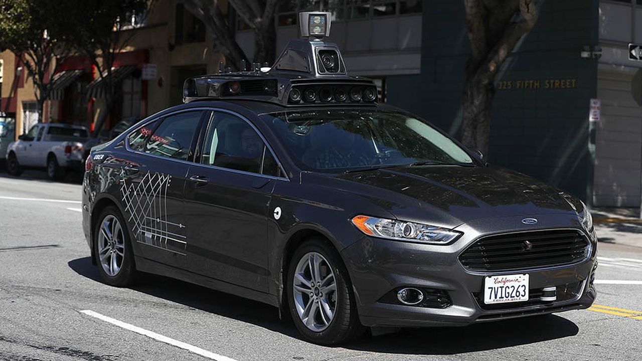 Une voiture autonome d'Uber dans la 5e rue à San Francisco le 28 mars 2017