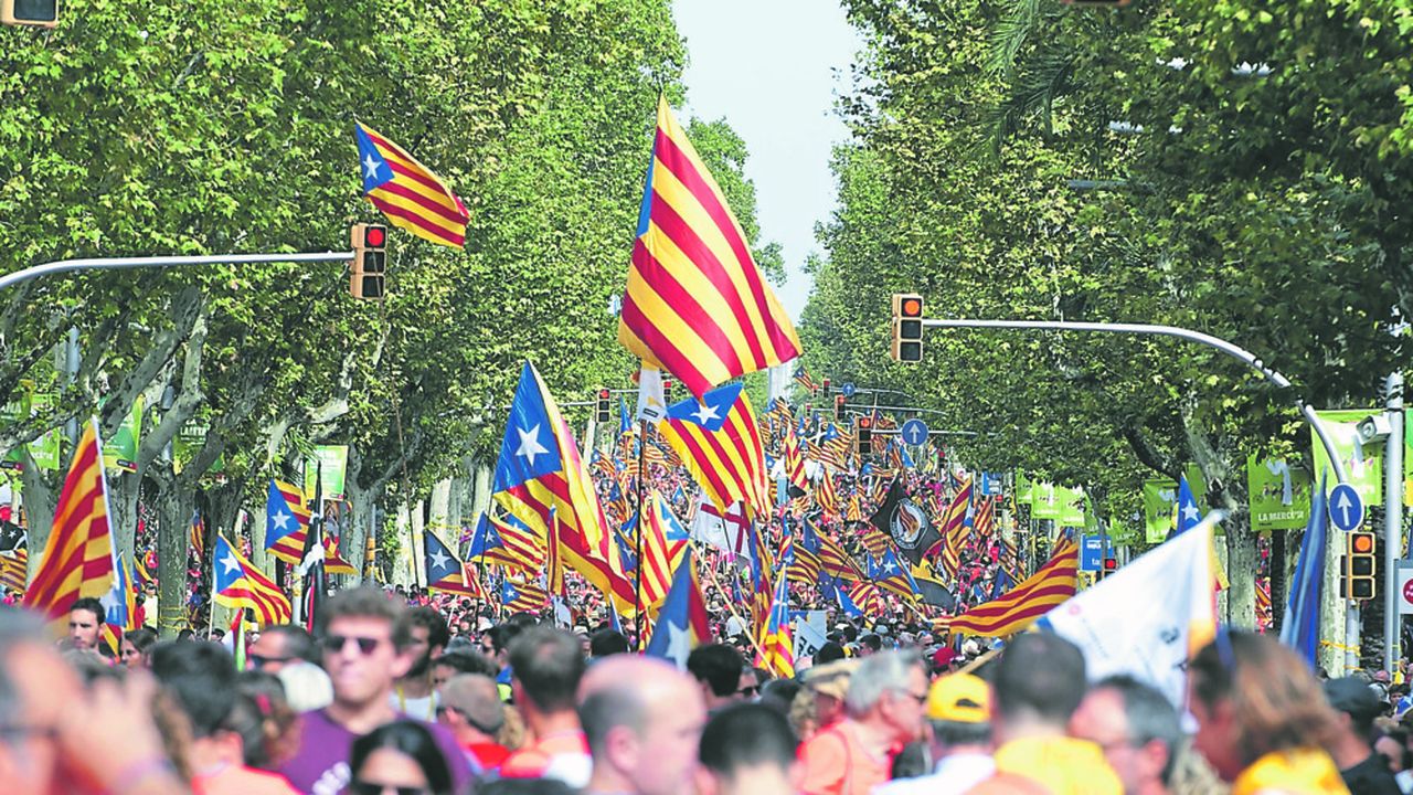 Les séparatistes catalans se mobilisent et appellent à bloquer la ville pour protester contre la présence du gouvernement.